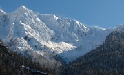 33 Il Vallone, col passo di Menna. Notare le immense cornici del crinale..!!